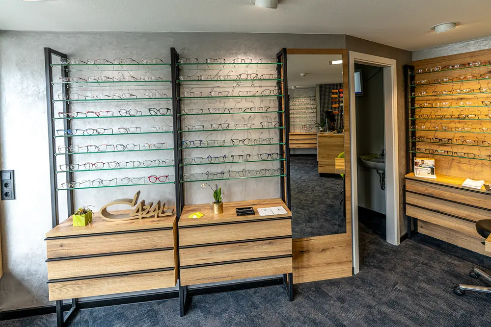 Große Brillenwand mit Fassungen und Holz-Auslage