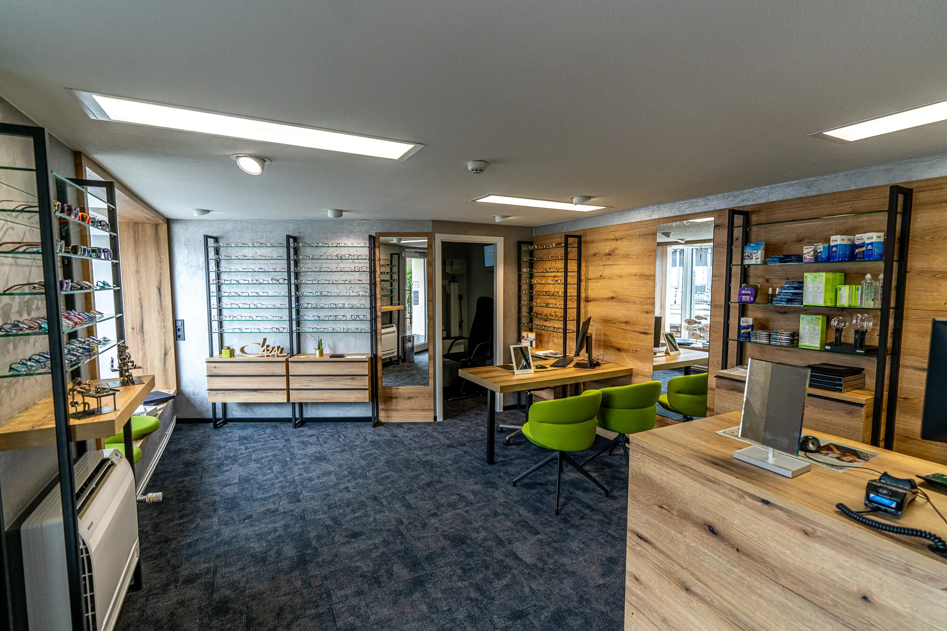 Verkaufsraum von Optik Beer in Zwickau-Planitz — Brillenwände, Beratungsplatz und Sehteststation